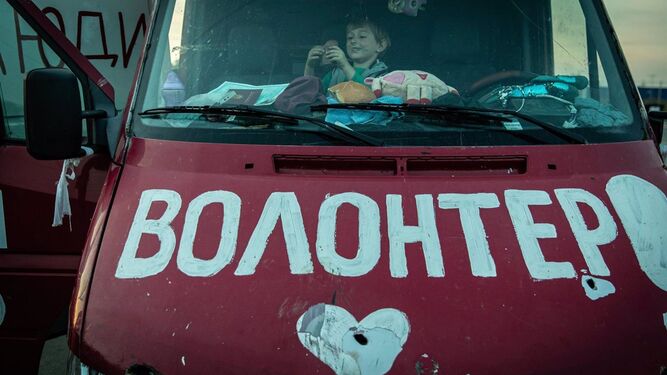 Un convoy de civiles evacuados desde Mariúpol llega a Zaporiyia