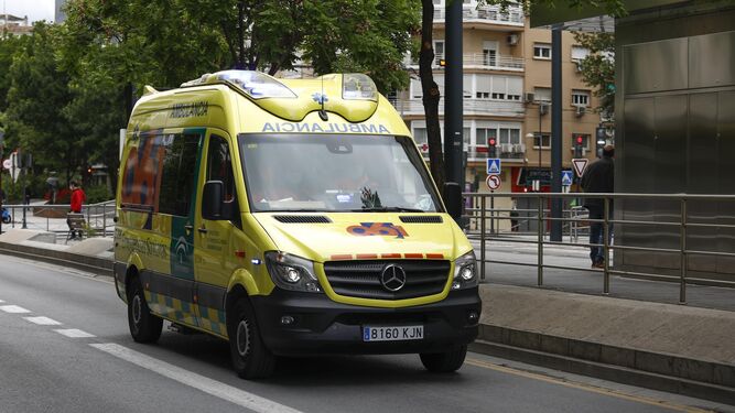 Imagen de archivo de una ambulancia en Granada.