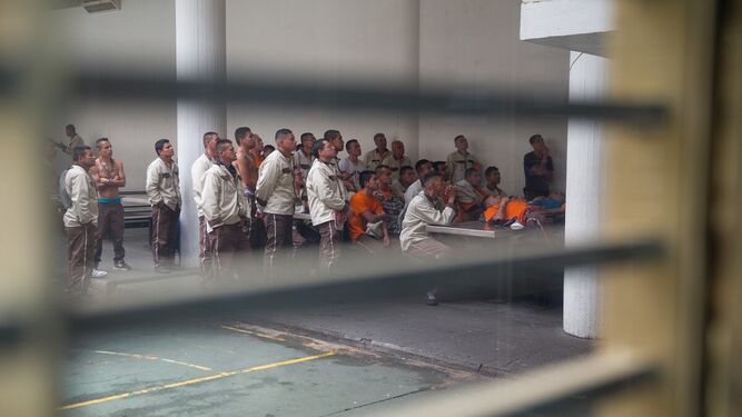 Reclusos de  una prisión de Maldivas en 'Las peores cárceles del mundo'