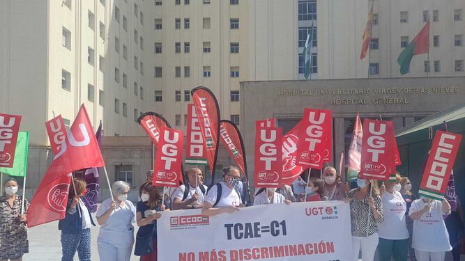 Imagen de las movilizaciones de UGT y CCOO a las puertas del Hospital Virgen de las Nieves