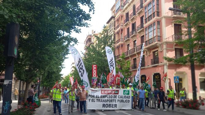 Los trabajadores del transporte urbano de Granada alzan la voz por la revisión salarial y mantienen los paros