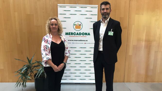 Amor Fernández, presidenta de FACA junto con Nacho González, director de Cadena Agroalimentaria de Mercadona en Andalucía.