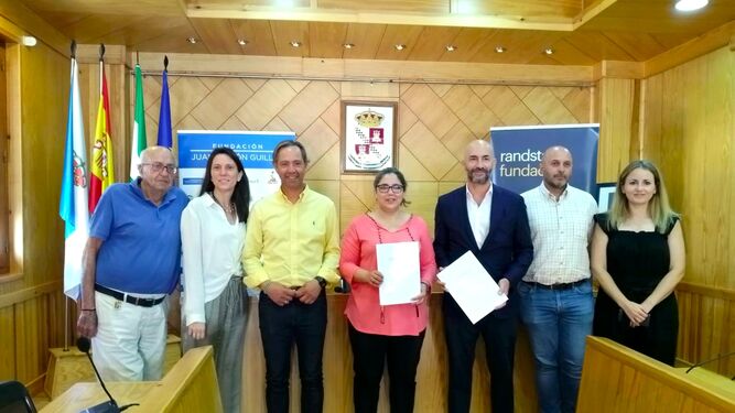 Firma del acuerdo en el Ayuntamiento de La Roda.