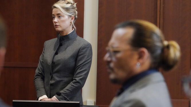 Amber Heard presta juramento ante la presencia de Johnny Depp.