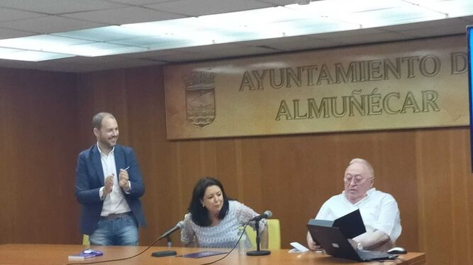 Jose Luís Cuadros López recibiendo una placa homenaje del Ayuntamiento de Almuñécar el pasado miércoles