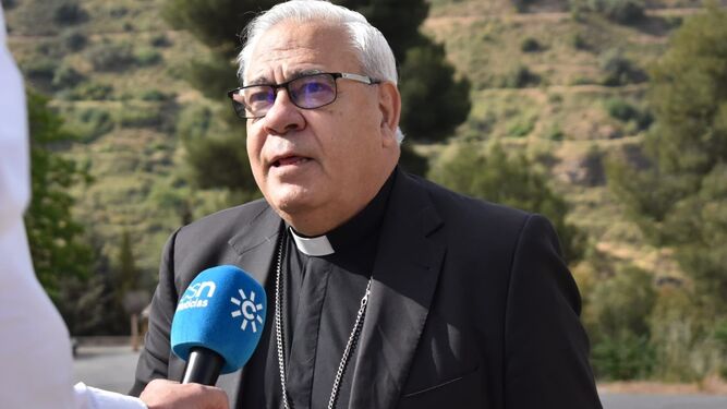 El arzobispo de Granada agradece la labor de Infoca y Bomberos en el fuego que ha amenazado la Abadía del Sacromonte