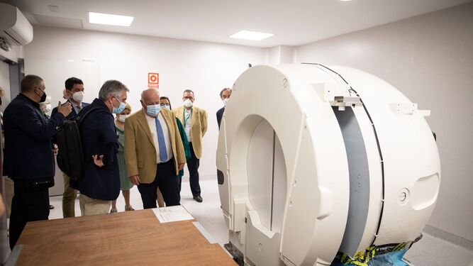 El Hospital Universitario Virgen de las Nieves de Granada instala un equipo de última tecnología para tratar tumores
