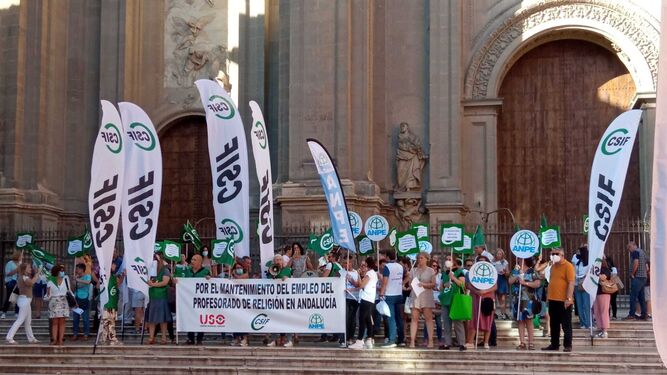 Los sindicatos se manifiestan en Granada en defensa de las condiciones laborales de los profesores de Religión