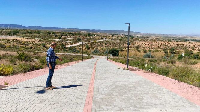 El alcalde de Otura visita la urbanización 'Las Alondras', que el Ayuntamiento acaba de recepcionar