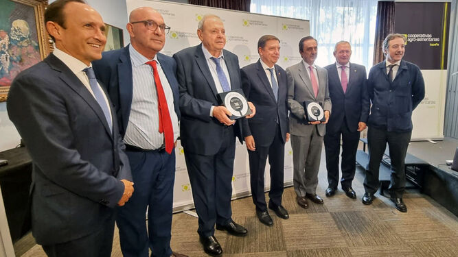 Foto de familia de los andaluces premiados con el ministro Luis Planas en el centro.