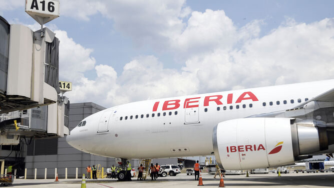 Vista hoy del avión Airbus A330-200 de Iberia tras aterrizar en su vuelo inaugural con biocombustible entre Madrid y Washington.