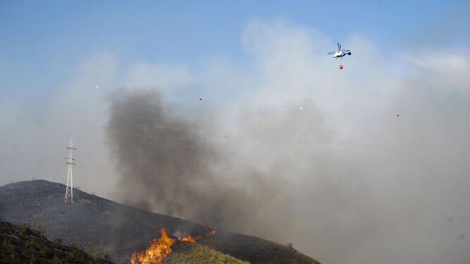 Imagen del incendio forestal en el cerro de San Miguel de Granada