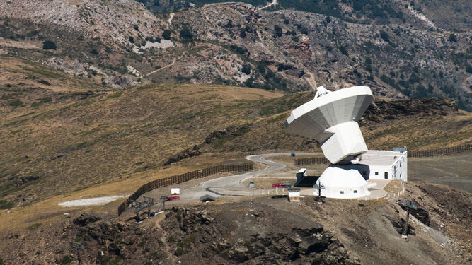 Observatorio del IRAM de Sierra Nevada en verano, en cuya explanada se tendría que montar una meta reducida "a la mínima expresión"