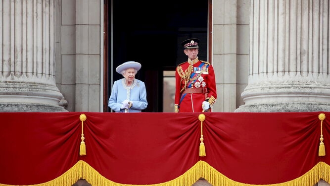 Isabel II este jueves acompañada de su primo el duque de Kent en el balcón de Buckingham