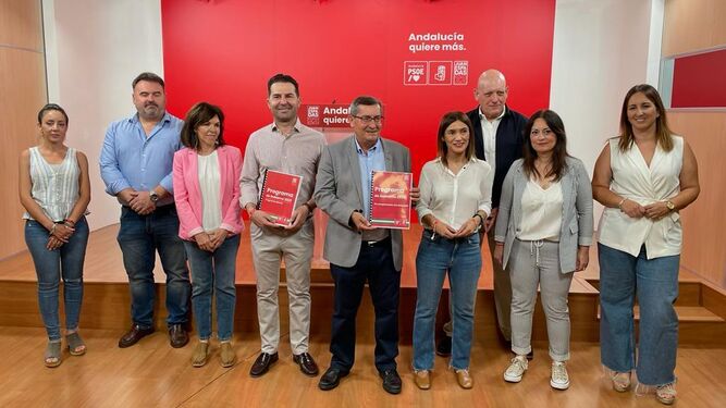 El secretario general del PSOE de Granada, José Entrena, junto a miembros de la candidatura socialista al Parlamento de Andalucía