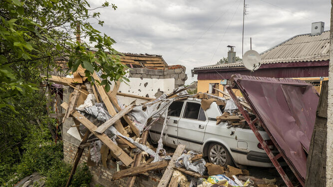 Fotografía de casas destruidas, en Járkov, Ucrania