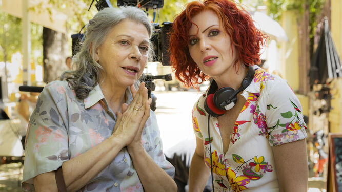 Kiti Mánver y Patricia Ortega conversan en un momento del rodaje de ‘Mamacruz’ en la Alameda de Hércules de Sevilla.