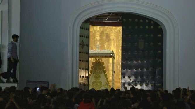 La Virgen del Rocío entra en el santuario tras romperse un banco del nuevo paso.