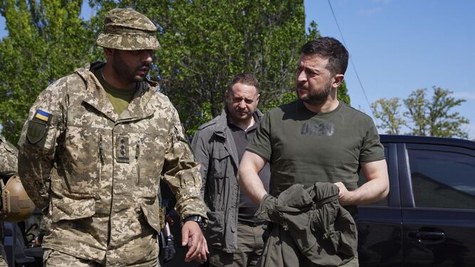 El presidente Volodimir Zelenski conversa con un militar ucraniano durante su visita al frente de guerra de Zaporiyia.