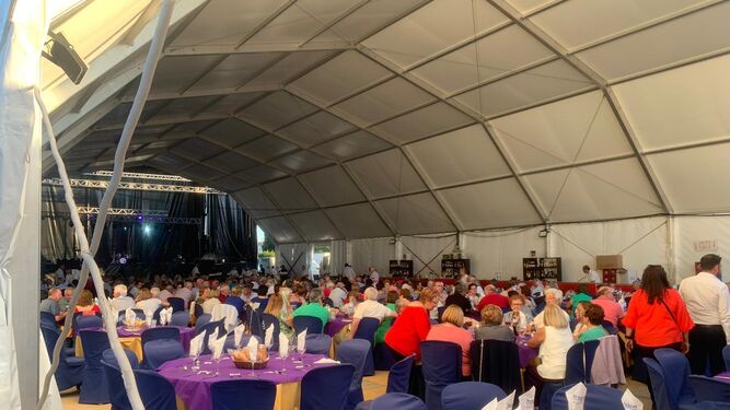 Vegas del Genil realiza su tradicional cena de la feria tras con éxito de participación