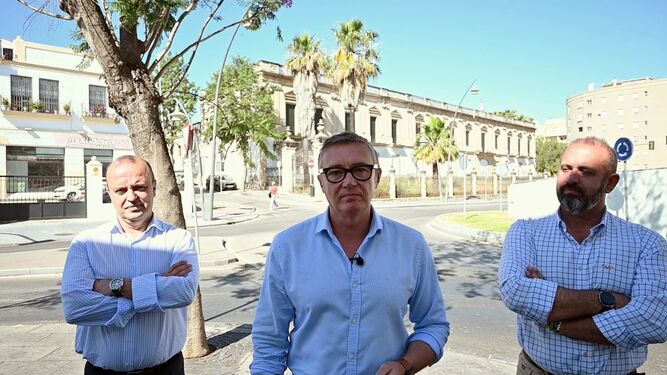 Manuel Gavira, Guillermo Marchante e Ignacio Soto frente al edificio de los despachos de Díez Mérito en Jerez.