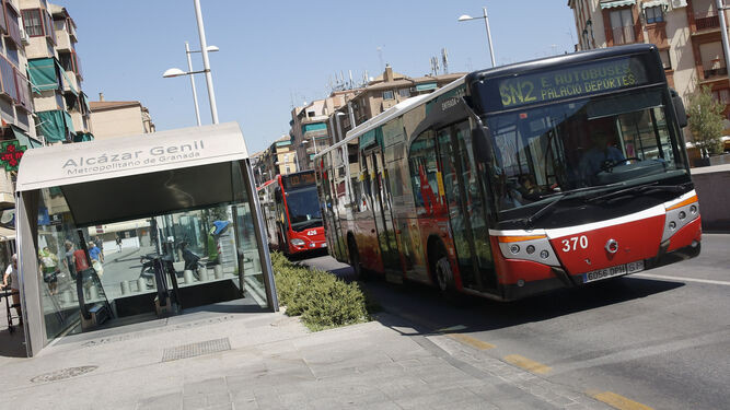 Imagen de archivo de un autobús pasando junto a la parada de Metro de Alcázar del Genil, en el Camino de Ronda de Granada