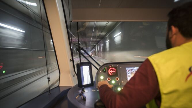 Imagen de un conductor del Metro de Granada circulando por el túnel subterráneo del trayecto