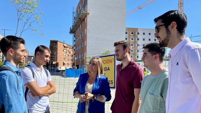 La candidata del PP de Granada al Parlamento Andaluz, Marifrán Carazo, habla con jóvenes en Granada