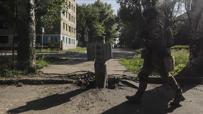 Un soldado ucraniano pasa junto a un cohete en una calle de Severodonetsk, en la región de Lugansk.