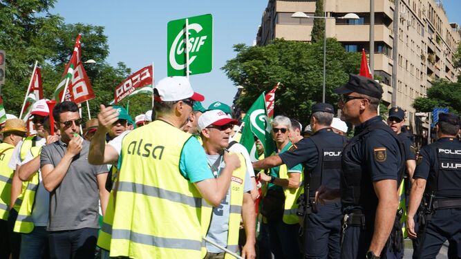 Momento de tensión entre Policía Nacional y trabajadores de los autobuses de Granada