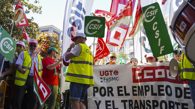 Varios sindicalistas durante las manifestaciones de este viernes.
