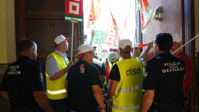 Los trabajadores de Rober intentan entrar al Ayuntamiento de Granada y esperan noticias de la empresa