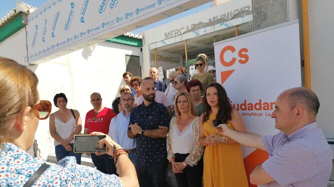 La candidata de CS por Granada, Concha Insúa, en una visita con miembros de su partido al mercado de La Herradura