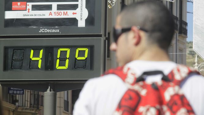 Imagen de archivo de un termómetro en Granada marcando 40 grados de temperatura