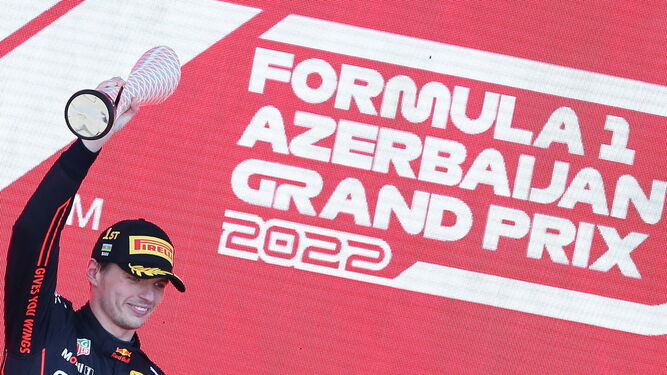 Verstappen levanta el trofeo del campeón del Gran Premio de Azerbaiyán.