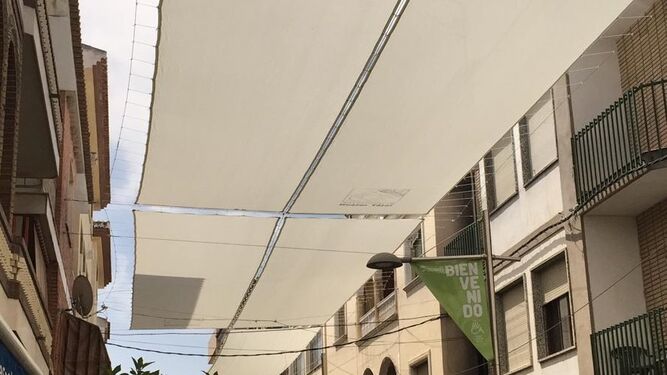 Imagen de los toldos colocados en la calle Ancha de la localidad de Huétor Tájar