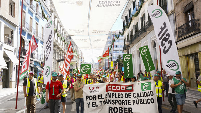 El paro del transporte público de Granada para mañana, día de la Tarasca, sigue vigente