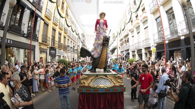 Una Tarasca empoderada devuelve la alegría a las calles de Granada con tanto calor como ilusión
