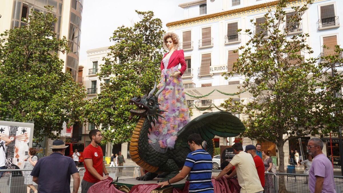 Ya se puede ver a la Tarasca: este es el vestido que lleva para su vuelta a las calles de Granada