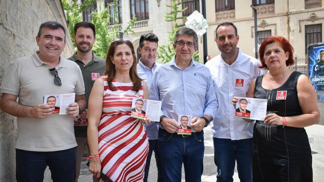 Patxi López, acompañado de varios candidatos del PSOE de Granada, este jueves.
