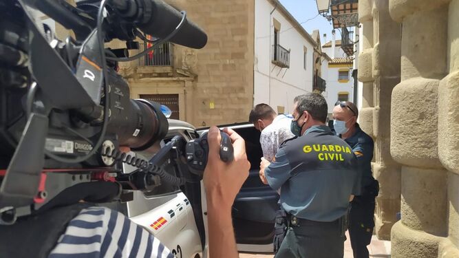 El detenido por la muerte de Alicia a su salida de los juzgados de la localidad de Andújar antes de ingresar en prisión.