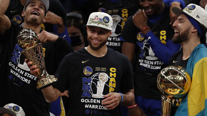 Stephen Curry alza su trofeo como mejor jugador de las Series Finales.