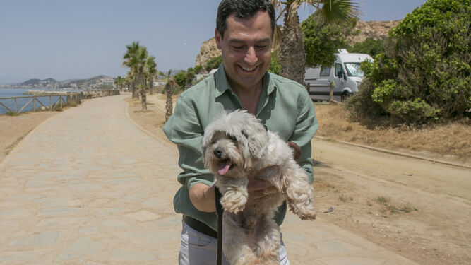 Juanma Moreno, este sábado con sus perro, en Málaga.