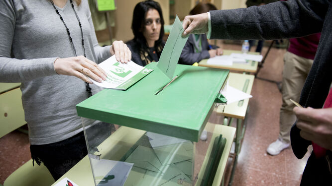 Un granadino deposita su voto en las elecciones andaluzas de 2018.