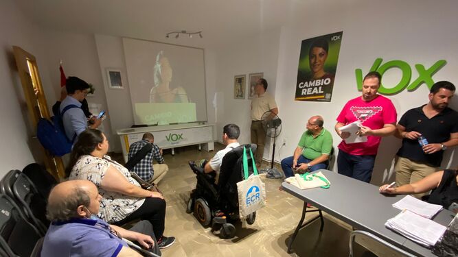 Así vive Vox Granada la noche electoral del 19J en Andalucía: caras de decepción