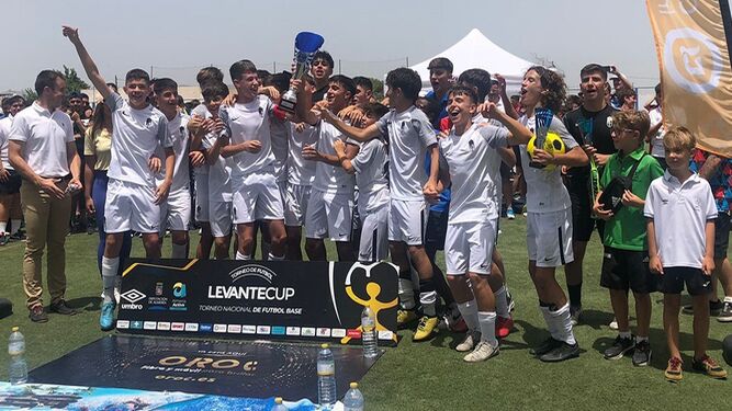 El infantil del Granada CF celebra su triunfo en la Levante Cup