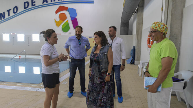 La alcaldesa de Armilla, Loli Cañavate, visita las instalaciones de la piscina municipal tras las obras de mejora