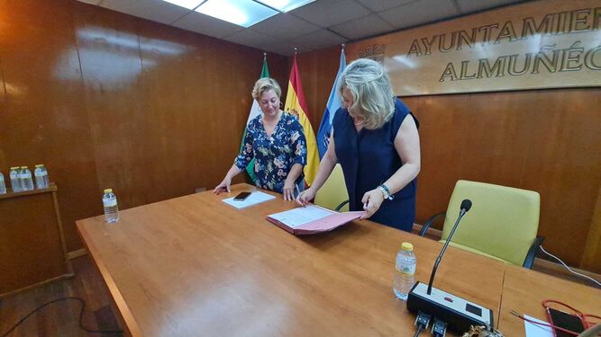 Trinidad Herrera firma su acta de renuncia como alcaldesa de Almuñécar
