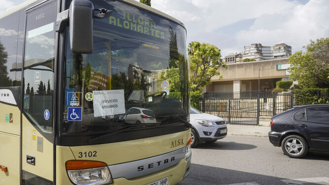 Imagen de un autobús del servicio de transportes interurbano de Granada realizando servicios mínimos