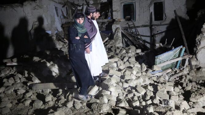 Varias personas en una vivienda destruida en la provincia de Paktika por un terremoto en el este de Afganistán.